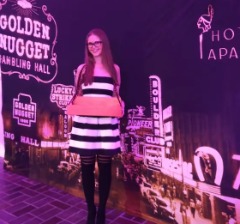 Bauchladengirl vor Dekowand Las Vegas