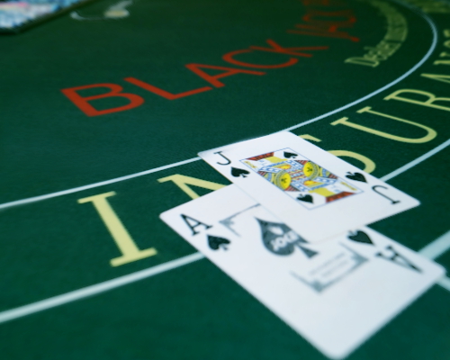 Nahaufnahme der Spielkarten Ass und Bube auf dem Black Jack-Tisch